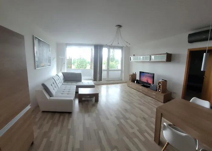 Koloseo 2 Bedrooms - Free Garage Parking, View, 3rd Floor * Pozsony