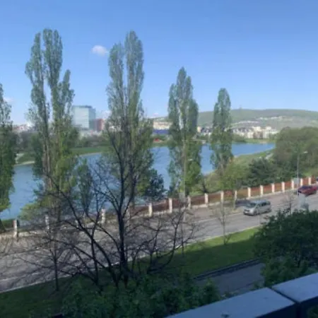 Apartmán Koloseo 2 Bedrooms - Free Garage Parking, View, 3rd Floor Bratislava